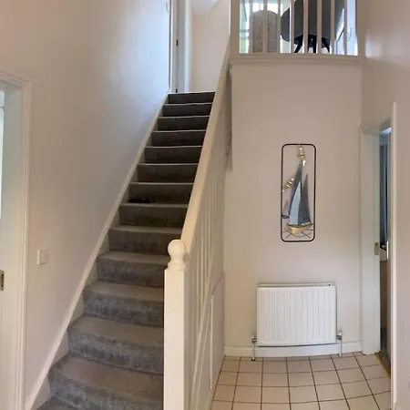 House Castle Gardens بونراتي