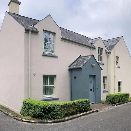 House Castle Gardens بيت للعطل بونراتي