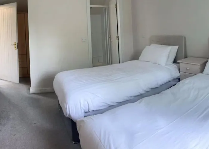 House Castle Gardens בנראטי