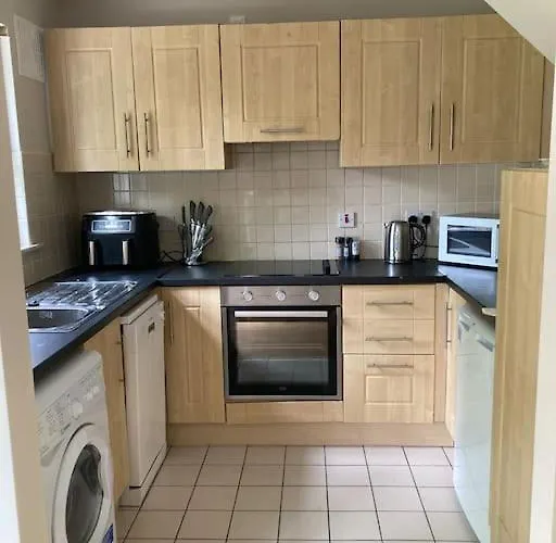 House Castle Gardens * בנראטי