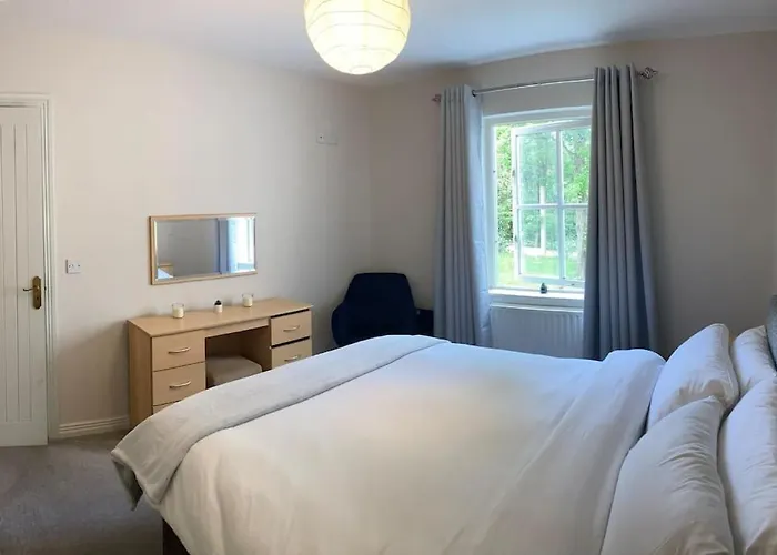 בית נופש House Castle Gardens בנראטי